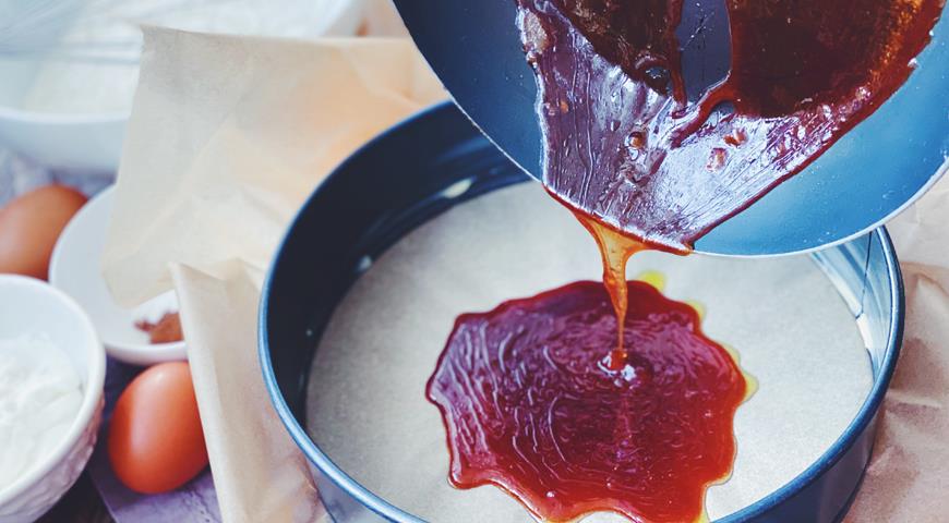 Пирог-перевертыш со сливами и карамелью, от которого невозможно отказаться