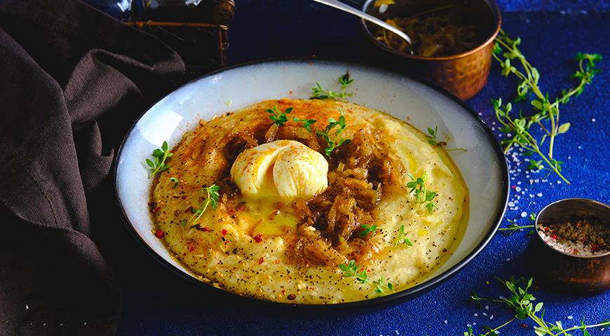 Жареная манная каша с карамелизованным луком и яйцом-пашот Жареная манная каша с карамелизованным луком и яйцом-пашот