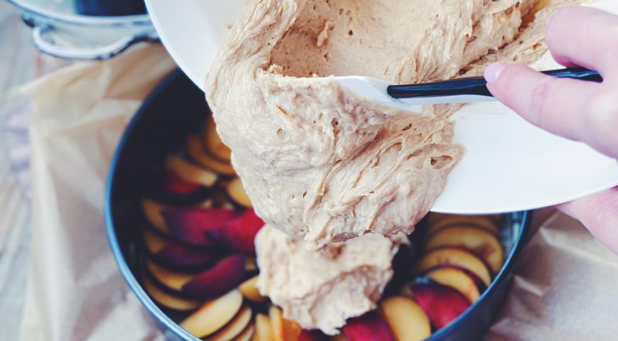 Пирог-перевертыш со сливами и карамелью, от которого невозможно отказаться