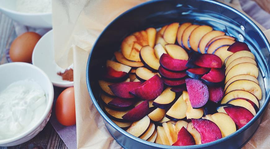 Пирог-перевертыш со сливами и карамелью, от которого невозможно отказаться