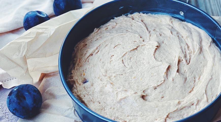 Пирог-перевертыш со сливами и карамелью, от которого невозможно отказаться