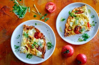 Омлет на сковороде с сыром, помидорами и луком