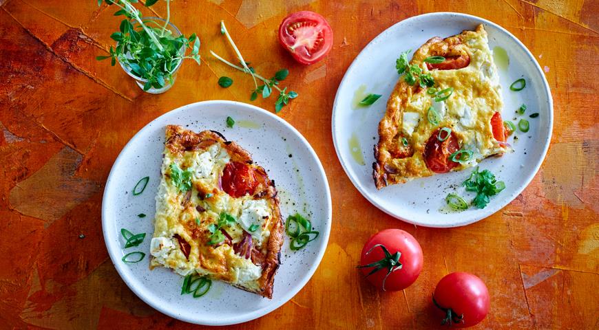Омлет на сковороде с сыром, помидорами и луком Омлет на сковороде с сыром, помидорами и луком