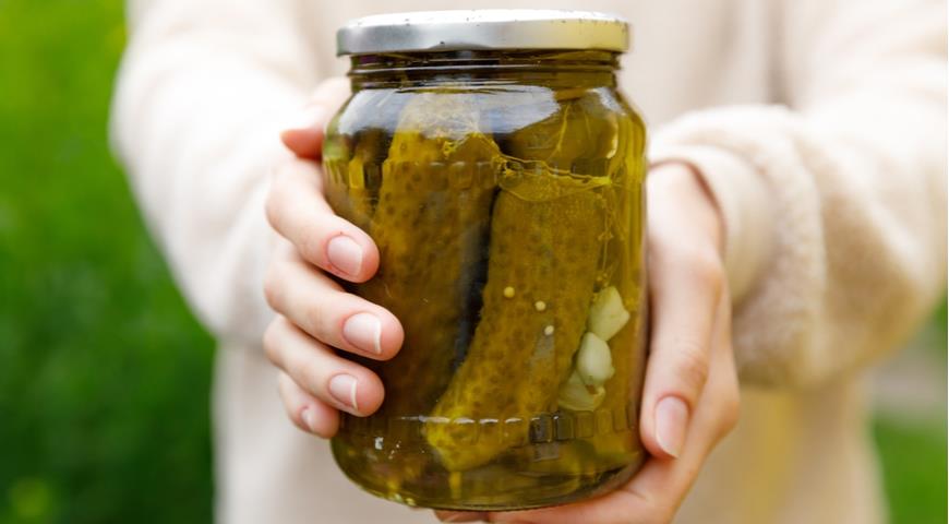 7 неожиданных способов использования огуречного рассола 7 неожиданных способов использования огуречного рассола