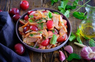 Салат со сливами, курицей и мятой