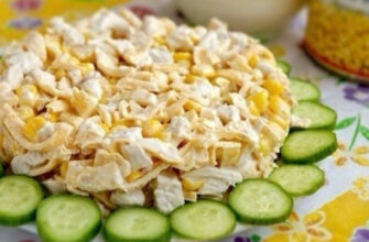 Салат с курицей и яичными блинчиками