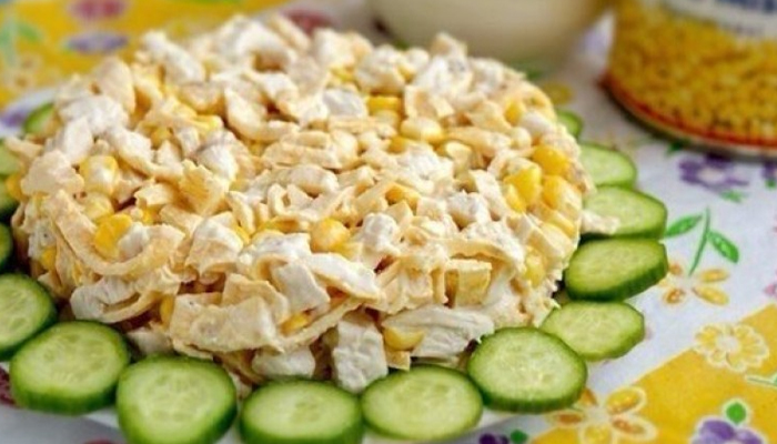 Салат с курицей и яичными блинчиками