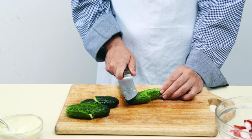 Салат с «битой» редиской и зеленой заправкой