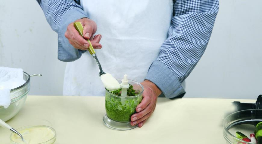 Салат с «битой» редиской и зеленой заправкой